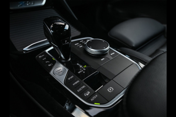 BMW X3 xDrive30e High Executive · M-Sport Pro · Comfort access · Head-up · Panoramadak · Adaptive cruise · Memory seats · Stuurverwarmi