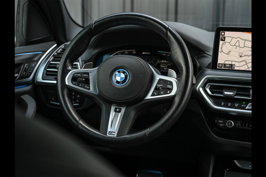 BMW X3 xDrive30e High Executive · M-Sport Pro · Comfort access · Head-up · Panoramadak · Adaptive cruise · Memory seats · Stuurverwarmi