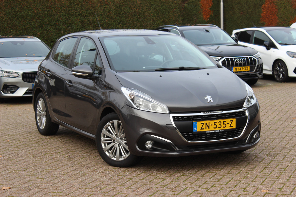Peugeot 208 1.2 PureTech Signature 64.665 km! Navigatie / Parkeerhulp achter / 16'' / DAB / Bluetooth / Cruise Control