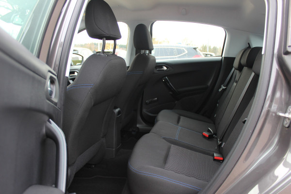 Peugeot 208 1.2 PureTech Signature 64.665 km! Navigatie / Parkeerhulp achter / 16'' / DAB / Bluetooth / Cruise Control