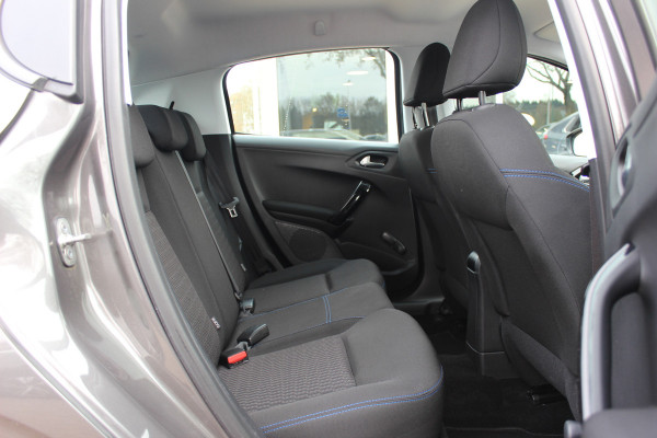 Peugeot 208 1.2 PureTech Signature 64.665 km! Navigatie / Parkeerhulp achter / 16'' / DAB / Bluetooth / Cruise Control