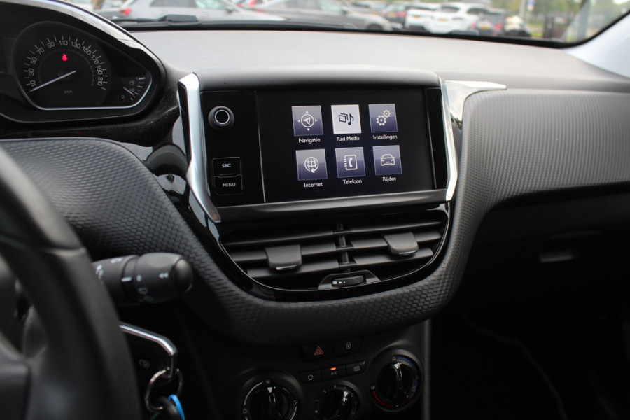 Peugeot 208 1.2 PureTech Signature 64.665 km! Navigatie / Parkeerhulp achter / 16'' / DAB / Bluetooth / Cruise Control