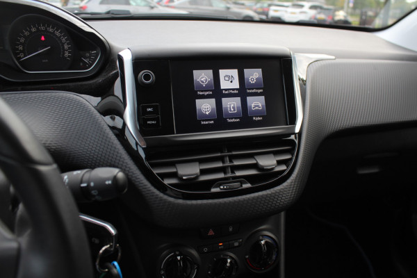Peugeot 208 1.2 PureTech Signature 64.665 km! Navigatie / Parkeerhulp achter / 16'' / DAB / Bluetooth / Cruise Control
