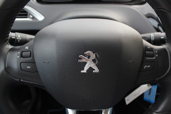 Peugeot 208 1.2 PureTech Signature 64.665 km! Navigatie / Parkeerhulp achter / 16'' / DAB / Bluetooth / Cruise Control