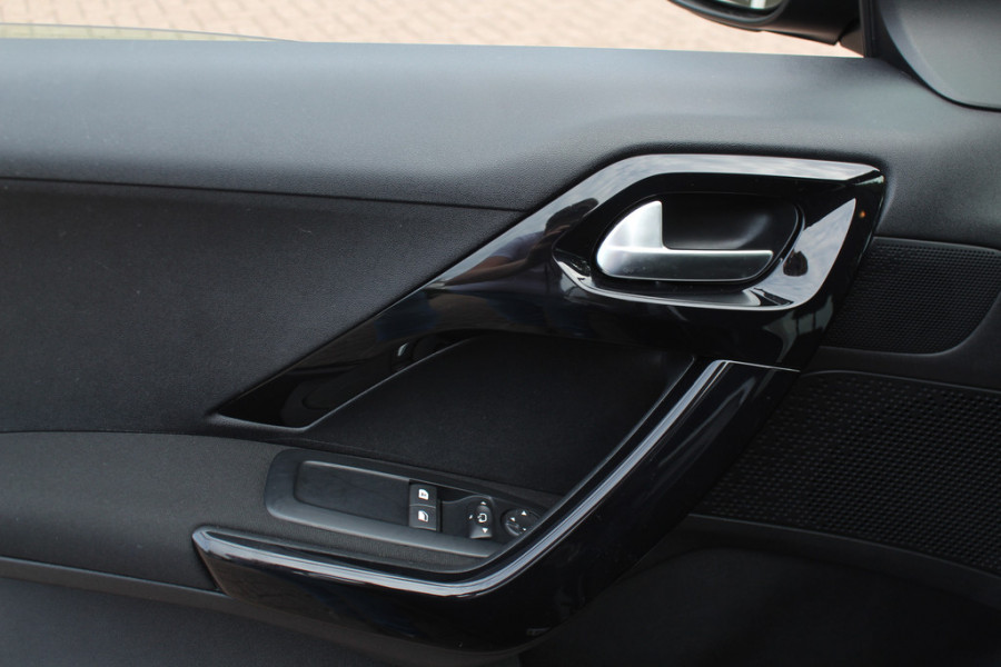 Peugeot 208 1.2 PureTech Signature 64.665 km! Navigatie / Parkeerhulp achter / 16'' / DAB / Bluetooth / Cruise Control