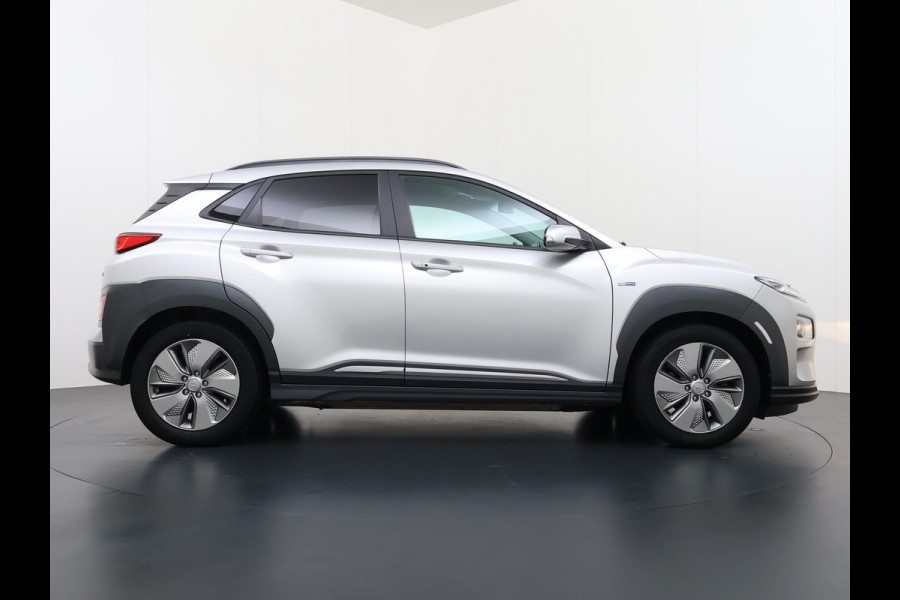 Hyundai Kona EV 64kWh SOH-100% Warmtepomp Adaptive-Cruise Head-Up Display 1/2 Leer Krell®-Hifi Apple Carplay Android Adap.Cruise Camera Navi  Keyless Privacy Glas DAB Led Blind Spot Lane Assist Origineel Nederlandse Auto