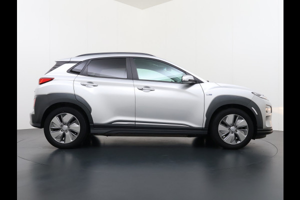 Hyundai Kona EV 64kWh SOH-100% Warmtepomp Adaptive-Cruise Head-Up Display 1/2 Leer Krell®-Hifi Apple Carplay Android Adap.Cruise Camera Navi  Keyless Privacy Glas DAB Led Blind Spot Lane Assist Origineel Nederlandse Auto