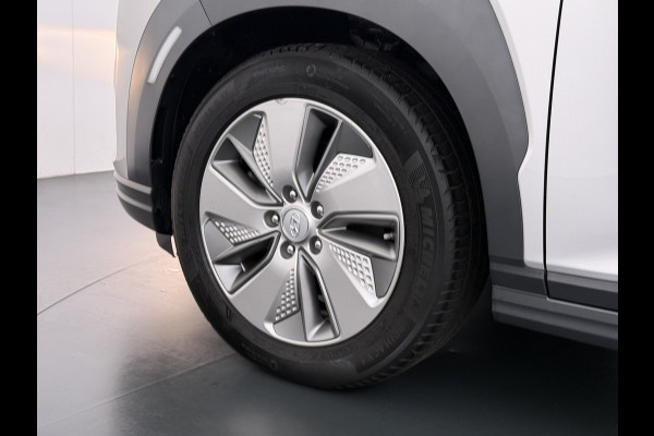 Hyundai Kona EV 64kWh SOH-100% Warmtepomp Adaptive-Cruise Head-Up Display 1/2 Leer Krell®-Hifi Apple Carplay Android Adap.Cruise Camera Navi  Keyless Privacy Glas DAB Led Blind Spot Lane Assist Origineel Nederlandse Auto