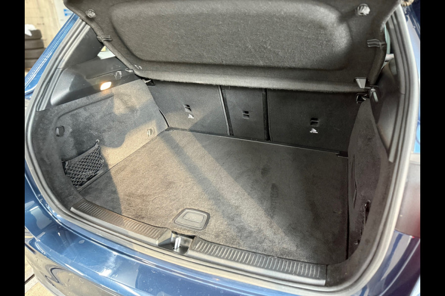 Mercedes-Benz B-Klasse 180 Business Solution AMG | Pano | Alcantara | 18' inch | DAB | Navigatie | Camera