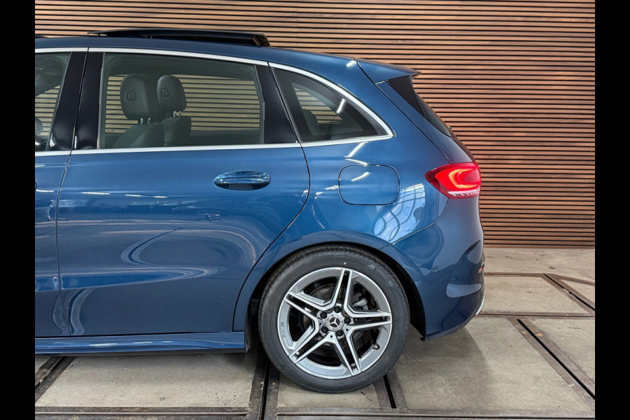 Mercedes-Benz B-Klasse 180 Business Solution AMG | Pano | Alcantara | 18' inch | DAB | Navigatie | Camera
