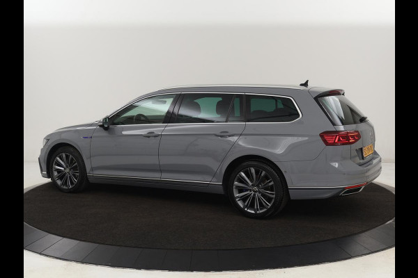 Volkswagen Passat 1.4 TSI PHEV GTE | Stoelverwarming | Massage | Leder/Alcantara | Camera | Carplay | Navigatie | Matrix LED | Adaptive cruise | Climate control | 18'' lichtmetalen velgen