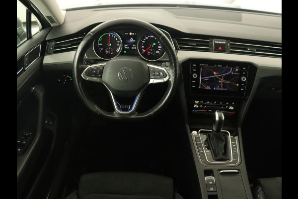 Volkswagen Passat 1.4 TSI PHEV GTE | Stoelverwarming | Massage | Leder/Alcantara | Camera | Carplay | Navigatie | Matrix LED | Adaptive cruise | Climate control | 18'' lichtmetalen velgen