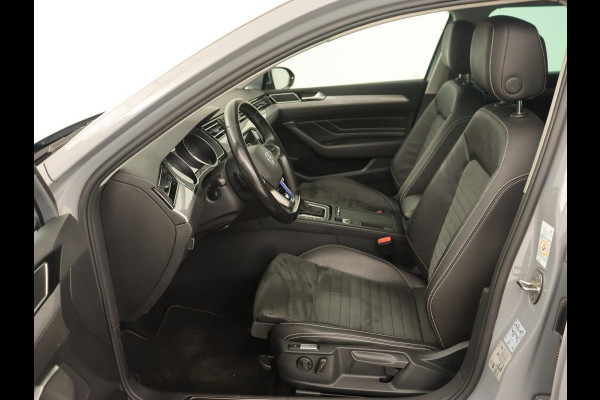Volkswagen Passat 1.4 TSI PHEV GTE | Stoelverwarming | Massage | Leder/Alcantara | Camera | Carplay | Navigatie | Matrix LED | Adaptive cruise | Climate control | 18'' lichtmetalen velgen