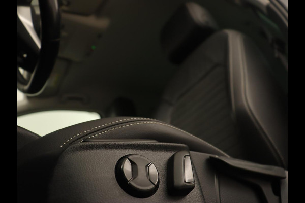 Volkswagen Passat 1.4 TSI PHEV GTE | Stoelverwarming | Massage | Leder/Alcantara | Camera | Carplay | Navigatie | Matrix LED | Adaptive cruise | Climate control | 18'' lichtmetalen velgen