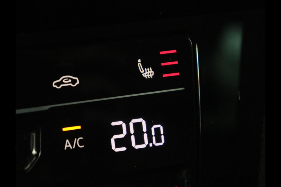 Volkswagen Passat 1.4 TSI PHEV GTE | Stoelverwarming | Massage | Leder/Alcantara | Camera | Carplay | Navigatie | Matrix LED | Adaptive cruise | Climate control | 18'' lichtmetalen velgen