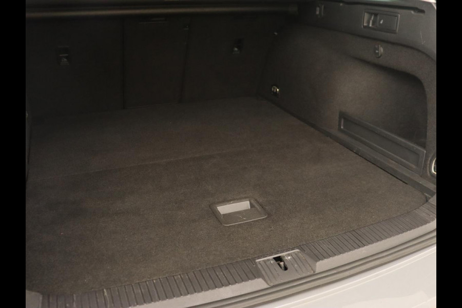 Volkswagen Passat 1.4 TSI PHEV GTE | Stoelverwarming | Massage | Leder/Alcantara | Camera | Carplay | Navigatie | Matrix LED | Adaptive cruise | Climate control | 18'' lichtmetalen velgen