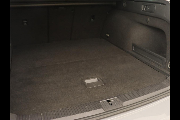 Volkswagen Passat 1.4 TSI PHEV GTE | Stoelverwarming | Massage | Leder/Alcantara | Camera | Carplay | Navigatie | Matrix LED | Adaptive cruise | Climate control | 18'' lichtmetalen velgen