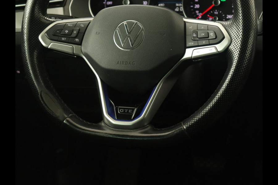 Volkswagen Passat 1.4 TSI PHEV GTE | Stoelverwarming | Massage | Leder/Alcantara | Camera | Carplay | Navigatie | Matrix LED | Adaptive cruise | Climate control | 18'' lichtmetalen velgen