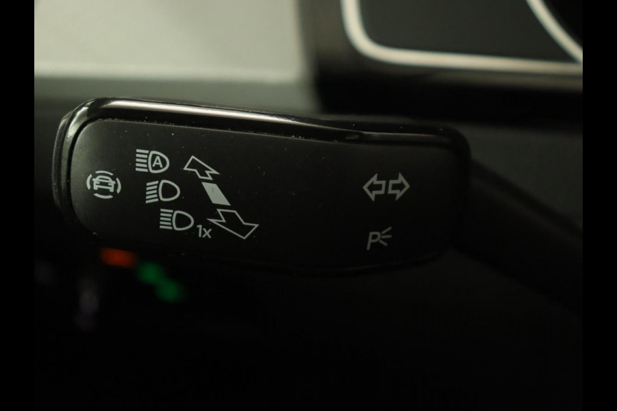 Volkswagen Passat 1.4 TSI PHEV GTE | Stoelverwarming | Massage | Leder/Alcantara | Camera | Carplay | Navigatie | Matrix LED | Adaptive cruise | Climate control | 18'' lichtmetalen velgen