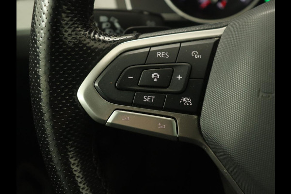 Volkswagen Passat 1.4 TSI PHEV GTE | Stoelverwarming | Massage | Leder/Alcantara | Camera | Carplay | Navigatie | Matrix LED | Adaptive cruise | Climate control | 18'' lichtmetalen velgen