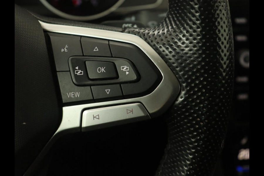 Volkswagen Passat 1.4 TSI PHEV GTE | Stoelverwarming | Massage | Leder/Alcantara | Camera | Carplay | Navigatie | Matrix LED | Adaptive cruise | Climate control | 18'' lichtmetalen velgen