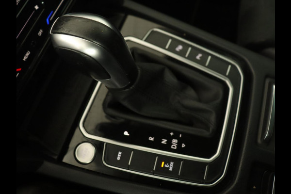 Volkswagen Passat 1.4 TSI PHEV GTE | Stoelverwarming | Massage | Leder/Alcantara | Camera | Carplay | Navigatie | Matrix LED | Adaptive cruise | Climate control | 18'' lichtmetalen velgen