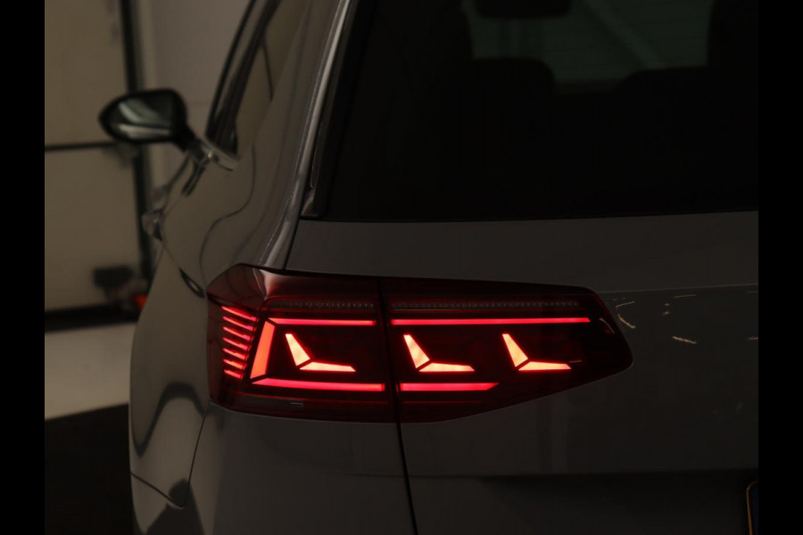 Volkswagen Passat 1.4 TSI PHEV GTE | Stoelverwarming | Massage | Leder/Alcantara | Camera | Carplay | Navigatie | Matrix LED | Adaptive cruise | Climate control | 18'' lichtmetalen velgen