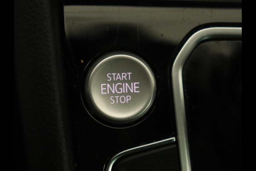 Volkswagen Passat 1.4 TSI PHEV GTE | Stoelverwarming | Massage | Leder/Alcantara | Camera | Carplay | Navigatie | Matrix LED | Adaptive cruise | Climate control | 18'' lichtmetalen velgen