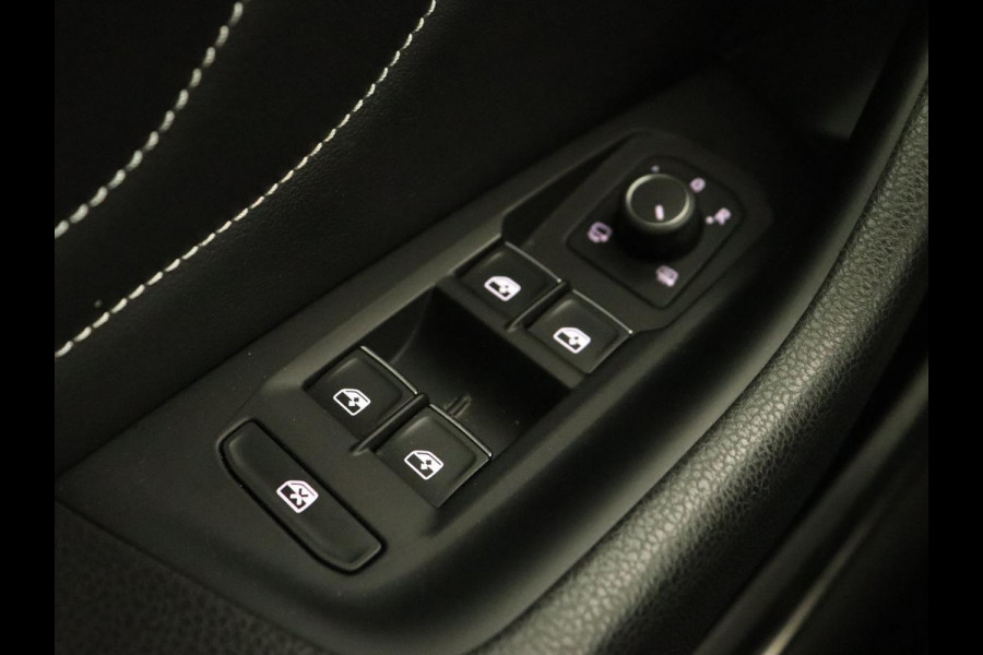 Volkswagen Passat 1.4 TSI PHEV GTE | Stoelverwarming | Massage | Leder/Alcantara | Camera | Carplay | Navigatie | Matrix LED | Adaptive cruise | Climate control | 18'' lichtmetalen velgen