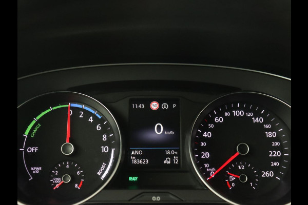 Volkswagen Passat 1.4 TSI PHEV GTE | Stoelverwarming | Massage | Leder/Alcantara | Camera | Carplay | Navigatie | Matrix LED | Adaptive cruise | Climate control | 18'' lichtmetalen velgen