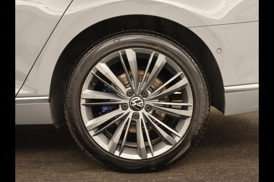 Volkswagen Passat 1.4 TSI PHEV GTE | Stoelverwarming | Massage | Leder/Alcantara | Camera | Carplay | Navigatie | Matrix LED | Adaptive cruise | Climate control | 18'' lichtmetalen velgen