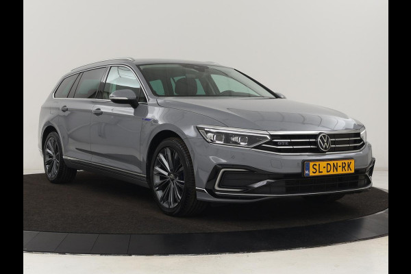 Volkswagen Passat 1.4 TSI PHEV GTE | Stoelverwarming | Massage | Leder/Alcantara | Camera | Carplay | Navigatie | Matrix LED | Adaptive cruise | Climate control | 18'' lichtmetalen velgen