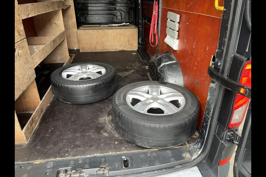 Volkswagen Crafter 35 2.0 TDI 140pk automaat L3H3 ( voorheen L2H2 ) Trendline / vaste prijs rijklaar € 16.950 ex btw / lease vanaf € 285 / grijs metallic / airco / cruise / pdc rondom / trekhaak / imperial