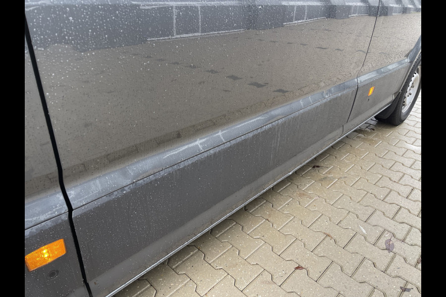 Volkswagen Crafter 35 2.0 TDI 140pk automaat L3H3 ( voorheen L2H2 ) Trendline / vaste prijs rijklaar € 16.950 ex btw / lease vanaf € 285 / grijs metallic / airco / cruise / pdc rondom / trekhaak / imperial