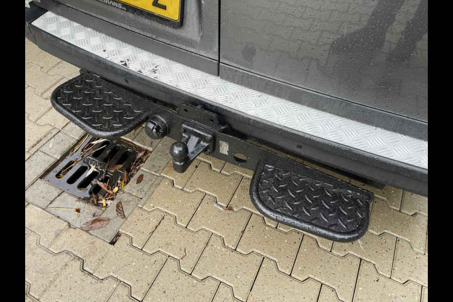 Volkswagen Crafter 35 2.0 TDI 140pk automaat L3H3 ( voorheen L2H2 ) Trendline / vaste prijs rijklaar € 16.950 ex btw / lease vanaf € 285 / grijs metallic / airco / cruise / pdc rondom / trekhaak / imperial