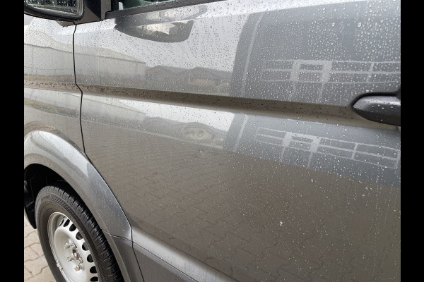 Volkswagen Crafter 35 2.0 TDI 140pk automaat L3H3 ( voorheen L2H2 ) Trendline / vaste prijs rijklaar € 16.950 ex btw / lease vanaf € 285 / grijs metallic / airco / cruise / pdc rondom / trekhaak / imperial