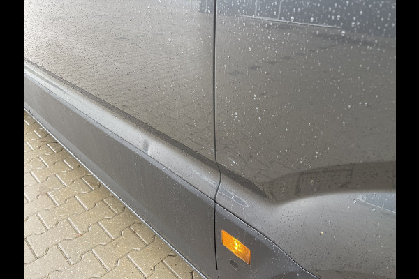 Volkswagen Crafter 35 2.0 TDI 140pk automaat L3H3 ( voorheen L2H2 ) Trendline / vaste prijs rijklaar € 16.950 ex btw / lease vanaf € 285 / grijs metallic / airco / cruise / pdc rondom / trekhaak / imperial