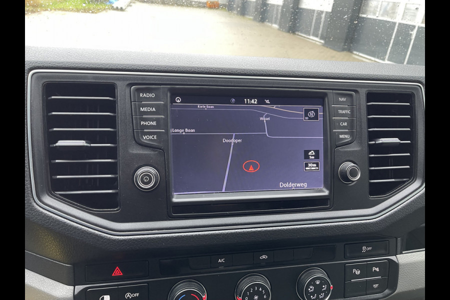 Volkswagen Crafter 35 2.0 TDI 140pk automaat L3H3 ( voorheen L2H2 ) Trendline / vaste prijs rijklaar € 16.950 ex btw / lease vanaf € 285 / grijs metallic / airco / cruise / pdc rondom / trekhaak / imperial