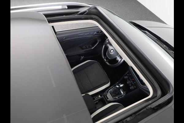 Volkswagen T-Roc 1.5 TSI Sport 150 pk Automaat (DSG) | Navigatie | Panoramadak | Parkeersensoren | Adaptieve cruise control | Keyless |