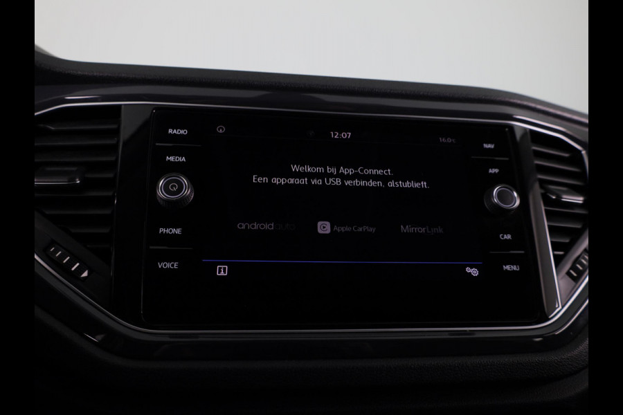 Volkswagen T-Roc 1.5 TSI Sport 150 pk Automaat (DSG) | Navigatie | Panoramadak | Parkeersensoren | Adaptieve cruise control | Keyless |