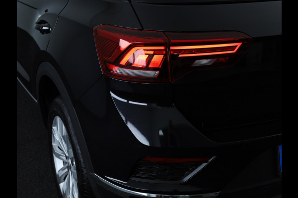 Volkswagen T-Roc 1.5 TSI Sport 150 pk Automaat (DSG) | Navigatie | Panoramadak | Parkeersensoren | Adaptieve cruise control | Keyless |