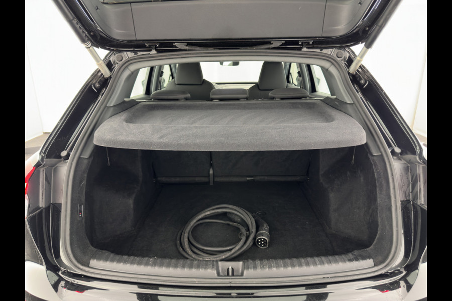 Audi Q4 e-tron 40 Launch Edition Advanced 77 kWh [ 3-Fase ] {SOH-88%} (INCL-BTW) *MATRIX-LED | NAVI-FULLMAP | KEYLESS | CAMERA | DIGI-COCKPIT | DAB | AMBIENT-LIGHT | HEATED-SPORTSEATS | TOWBAR | 19''ALU*