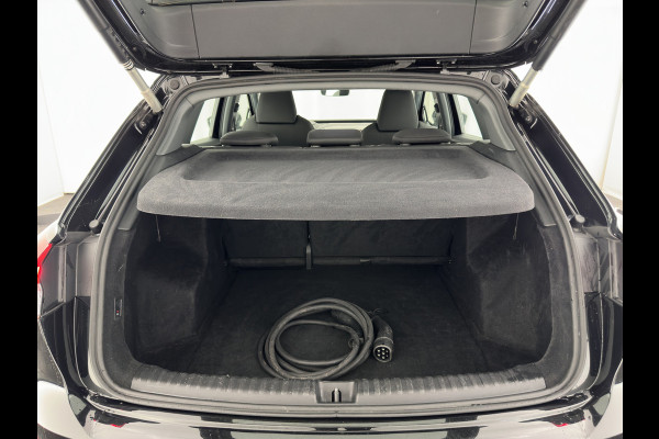 Audi Q4 e-tron 40 Launch Edition Advanced 77 kWh [ 3-Fase ] {SOH-88%} (INCL-BTW) *MATRIX-LED | NAVI-FULLMAP | KEYLESS | CAMERA | DIGI-COCKPIT | DAB | AMBIENT-LIGHT | HEATED-SPORTSEATS | TOWBAR | 19''ALU*