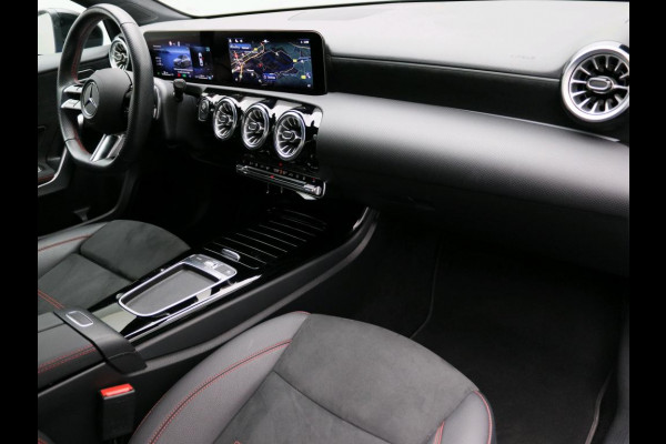 Mercedes-Benz A-Klasse 250 e AMG Plug-In Hybride AMG Line | Night Pakket | Trekhaak | Sfeerverlichting  | Achteruitrijcamera | Stuur en Stoelverwarming. Inclusief 24 maanden MB Certified garantie voor Europa.