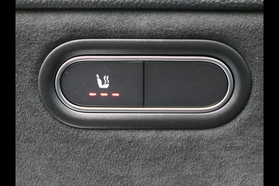 Mercedes-Benz A-Klasse 250 e AMG Plug-In Hybride AMG Line | Night Pakket | Trekhaak | Sfeerverlichting  | Achteruitrijcamera | Stuur en Stoelverwarming. Inclusief 24 maanden MB Certified garantie voor Europa.