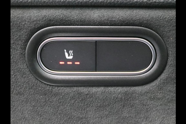 Mercedes-Benz A-Klasse 250 e AMG Plug-In Hybride AMG Line | Night Pakket | Trekhaak | Sfeerverlichting  | Achteruitrijcamera | Stuur en Stoelverwarming. Inclusief 24 maanden MB Certified garantie voor Europa.