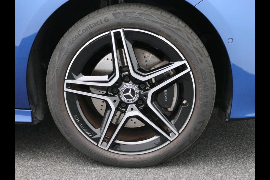 Mercedes-Benz A-Klasse 250 e AMG Plug-In Hybride AMG Line | Night Pakket | Trekhaak | Sfeerverlichting  | Achteruitrijcamera | Stuur en Stoelverwarming. Inclusief 24 maanden MB Certified garantie voor Europa.