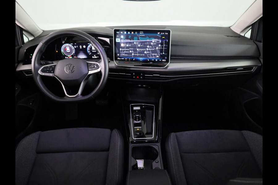 Volkswagen Golf 1.5 eHybrid Style Edition 204 pk Automaat (DSG) | Verlengde garantie | Navigatie | Parkeersensoren (Park assist) | Rondomzicht camera | Elektr. bestuurdersstoel | Stoelverwarming |