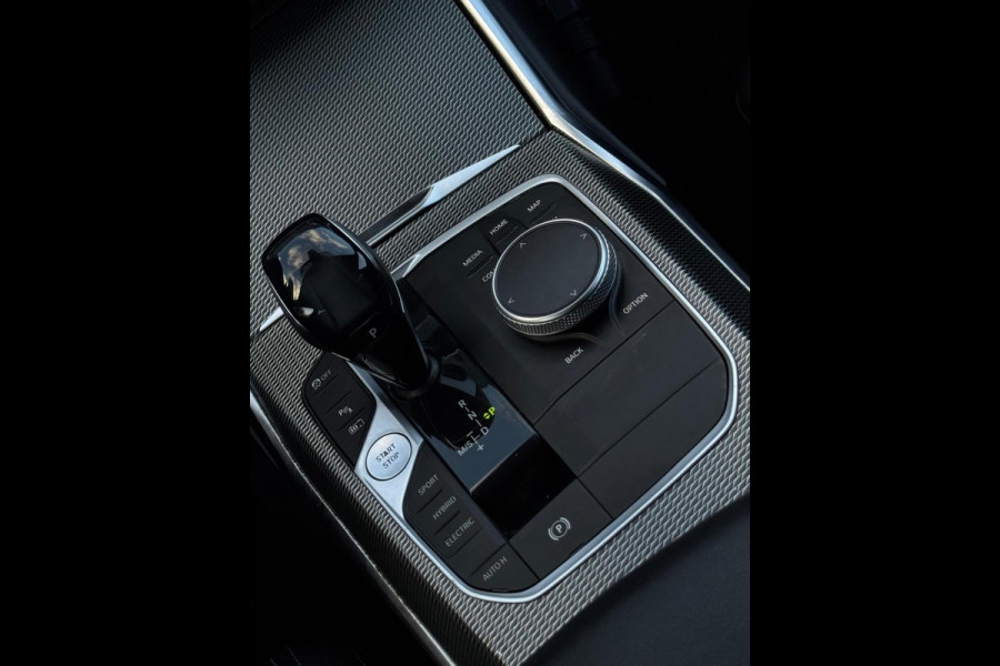 BMW 3 Serie Touring 330e M sport individual, dravitgrau, panoramadak ,laser,elec bedienbare trekhaak, vol opties, nl auto met nap