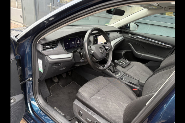 Škoda Octavia Combi 1.5 TSi 150pk First Edition SCHUIFDAK/VIRTUAL/CARPLAY/TREKHAAK/18INCH/STOELVERWARMING